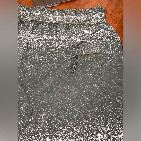 Men’s Black White Paint Splatter Stripe Running Shorts 5” Gym Training M NWT - Picture 11 of 12